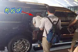 身价10亿郭敬明，坐2.1米高的林肯出门，网友：装儿童座椅了吗？视频封面