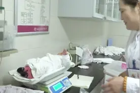 产妇生下5780克罕见巨大儿 母女平安视频封面