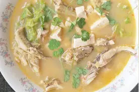 别具风味的海愣蹦鱼炖豆腐，新鲜度加上野生的味道，值得回味