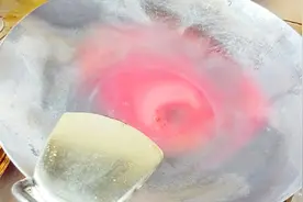 酒店用的锅烧的红彤彤，大厨说是保养？老板知道会心疼吗？