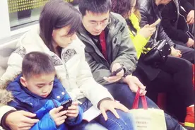 我国低头族越来越多，为什么美国人却很少玩手机？今天总算明白了视频封面