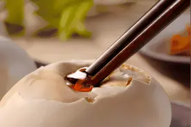 海鸭蛋与普通鸭蛋比，海鸭蛋优势更胜一筹！感觉一直吃错了图片