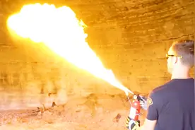 灭火器不灭火改喷火了，老外对灭火器进行改造，接下来就好玩了视频封面