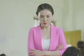 学霸围观小学生下象棋，一句话说错被小雨老师带走了视频封面