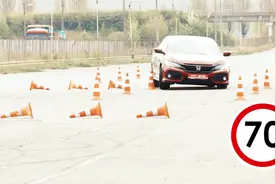 本田思域操控什么水平？和现代领动做个麋鹿对比测试就知道了视频封面