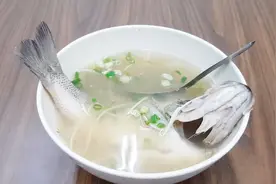 台北48年的鱼汤店超有名，现煮的鱼汤，味道就是不一样，鲜美无比视频封面