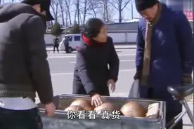 老爷子400块钱收的铜球，不料到废品收购站，砸开后懵了视频封面