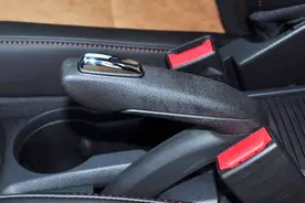 开车时忘了松手刹怎么办？老司机教你怎么做，方法很简单视频封面