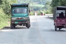 农村阿钦：这种钦机农用车拉沙子，装满能拉6方，上陡坡非常给力