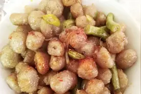 甘肃特色美食“洋芋蛋蛋”农村媳妇这样做，一看就有食欲视频封面