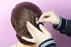 结了婚的女人，头发盘起来更优雅，快试试这款秋季新发型？