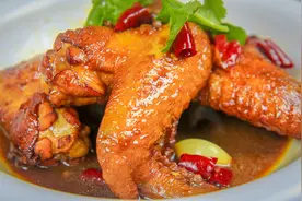 厨师长展示鸡翅卤煮秘方，配料讲解详细，学会再也不去熟食店买了