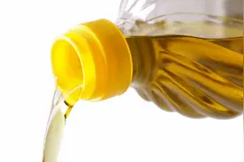 只需一张锡纸，以后往瓶子里倒油，不怕会洒掉了