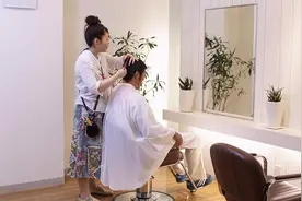 染发时，应该干发还是湿发？不少人做错，对身体没好处视频封面