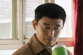 刑警来到老奶奶家里，发现了苦丁茶，带回去化验果然发现毒素视频封面