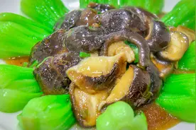 香菇菜心最好吃的做法，食材只用香菇和青菜，调料只有蚝油和老抽