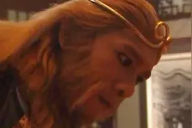 悟空和二郎神都被困玲珑塔内，智慧尊者出现只有通过考试才能出塔