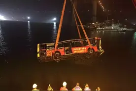 父亲遇难，儿子含泪救援80个小时！重庆坠江公交车打捞出水图片