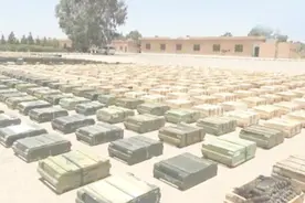 俄军挖出一座大型军火库，内藏几百枚美制导弹，俄：全部笑纳视频封面