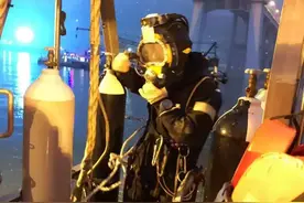 重庆坠江公交车打捞出水！父亲遇难，儿子含泪救援80多小时图片