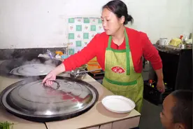铁锅柴火灶，农村儿媳黄花菜炒肉，炒出一道美味的农村家常菜视频封面