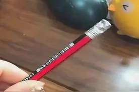 小学生的铅笔被用成古董，宝妈见后：哈哈哈，是不是把钱买皮肤了图片