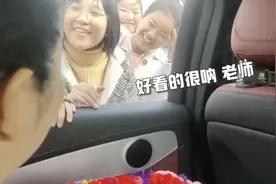 泪目了！乡村教师结婚学生围住婚车送祝福图片
