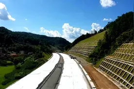 ​云南思澜高速大鹰山特长隧道顺利贯通 建成后惠及边疆70多万人图片