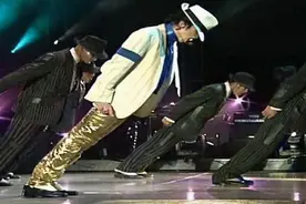 迈克尔·杰克逊45度倾斜、悬空倒水、人体悬空、悬空坐等大揭秘图片