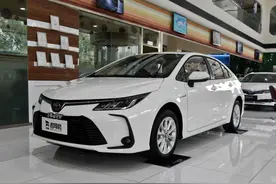 混动车还在，还是四缸，皮实省心省油的日系车，带你看丰田卡罗拉图片