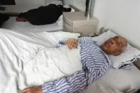 11年前，重庆一老农去世，家人发讣告后，多位首长连夜前去吊唁.图片