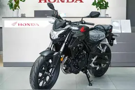 本田高颜值街车CB400 F，马力44.9匹，配16L油箱，售价3.7万图片