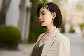 女人不管多少岁，选裤装时认准这4种颜色，高级又大气，谁穿谁美图片