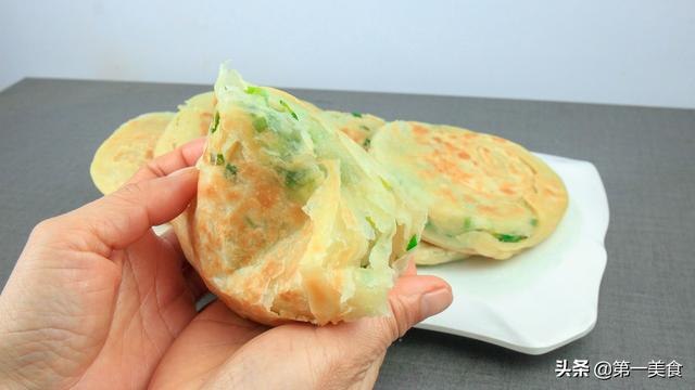 1碗面粉，一把小葱，无需发面，快速做葱花饼，饼皮薄脆不跑馅