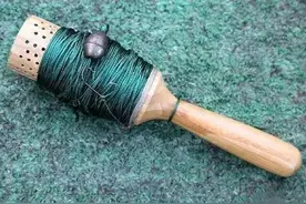 不用鱼竿就能钓鱼?还真有这钓鱼法，详解民间特色钓法：手线钓法图片