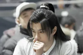 王一博回复尹正迅速，七个同款表情要杠上了，粉丝向尹正打小报告图片