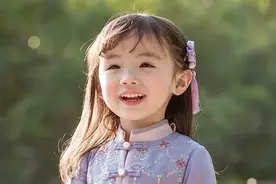 幼儿园要求小孩穿汉服参加活动，这个小男孩的做法把老师给逗乐了图片