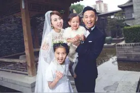 他和自己的女老师成为夫妇，结婚八年生下三子，如今生活是这样图片