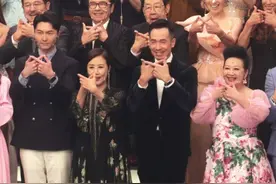 TVB上百位艺人出席活动，陈豪站C位，26岁男星首次站前排受力捧图片