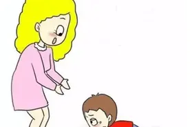 孩子摔跤，反而站起来边打父母边说“都怪你”，真的只是霸道吗？图片