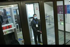 地铁站的大铁门升级啦！北京试点智能电动门图片