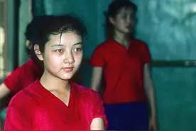 70年代传奇女飞贼，年轻貌美轻功了得，被击毙时仅24岁图片