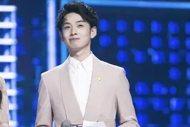 芒果台力捧男主持，颜值高被赞是校草，《密逃》《明侦》都有他图片