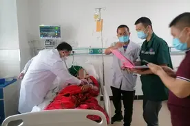 南大二附院急诊科援疆医生廖春耀完成一例心包积液穿刺引流术图片