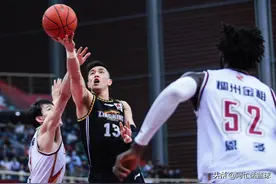 10投15分，关键时刻6犯离场！领三进攻犯规，郭艾伦太无奈图片
