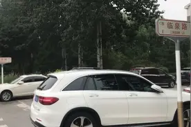 调查 | 违停车挡路怎么办？看看这一招能否奏效图片