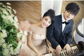 玖月奇迹罕见同框！王小玮穿牛仔短裤开心像少女，老公明显发福图片