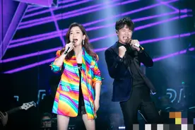 凤凰传奇合体商演，同台站位远疑避嫌，台下观众举手机无人合唱？图片