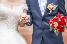 不堪入目！婚礼仪式上，大屏幕两次播出色情视频，婚庆公司被告上法庭图片