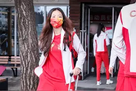 中国女排兵发东京！丁霞风风火火，朱婷在哪都跟姚迪在一起图片